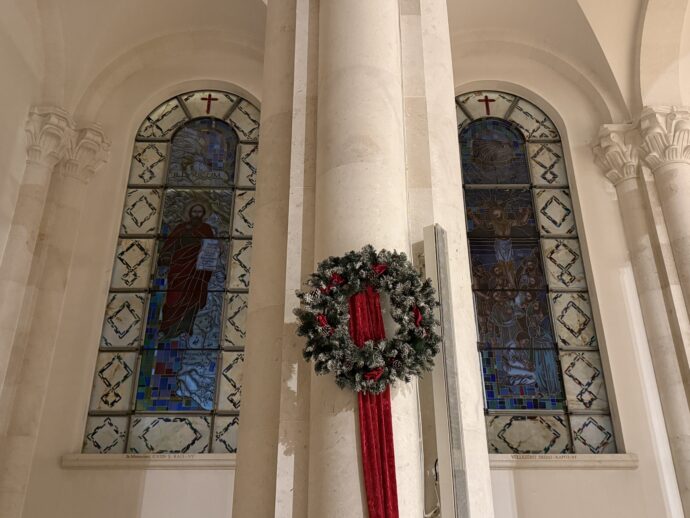 クリスマスリースのかかった円柱