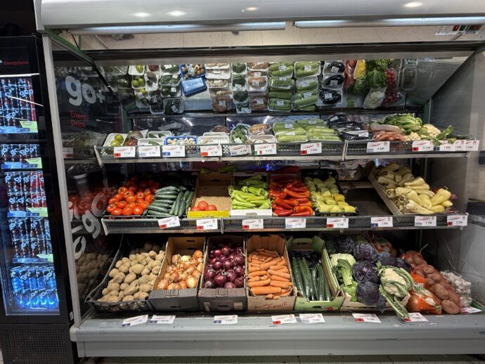 スーパーマーケットの商品棚