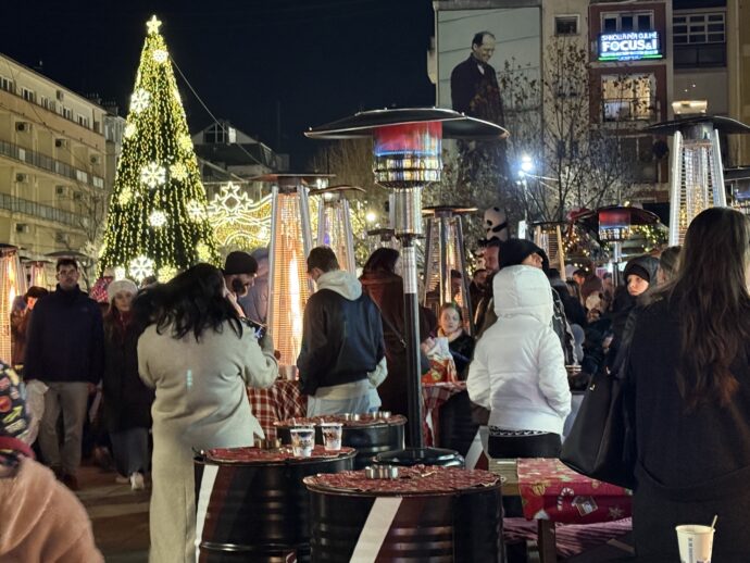 マザーテレサ通りのニューイヤーマーケット