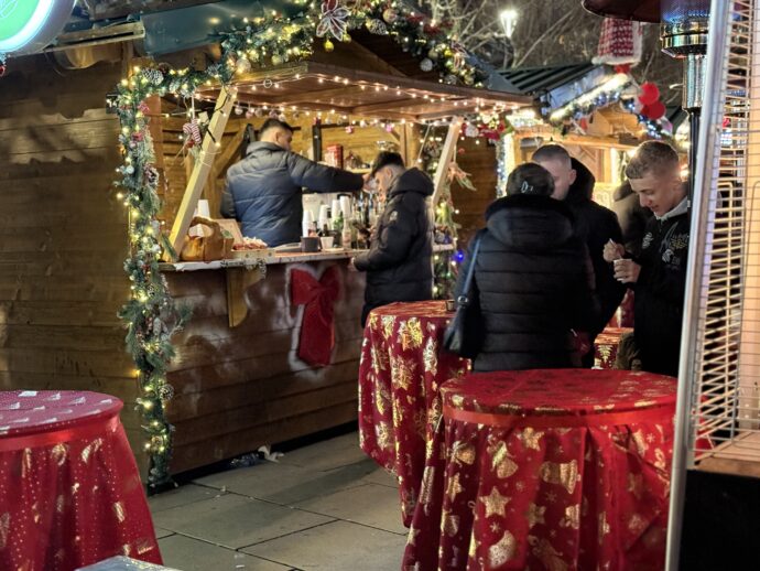 マザーテレサ通りのニューイヤーマーケット