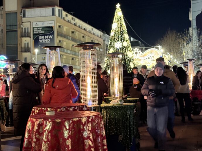 マザーテレサ通りのニューイヤーマーケット