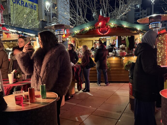 マザーテレサ通りのニューイヤーマーケット