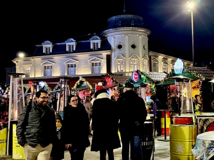 混雑するTV撮影マザーテレサ通り