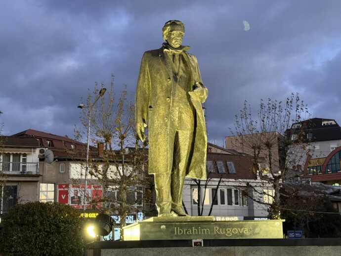 コソボ初代大統領イブラヒム・ルゴヴァの記念碑