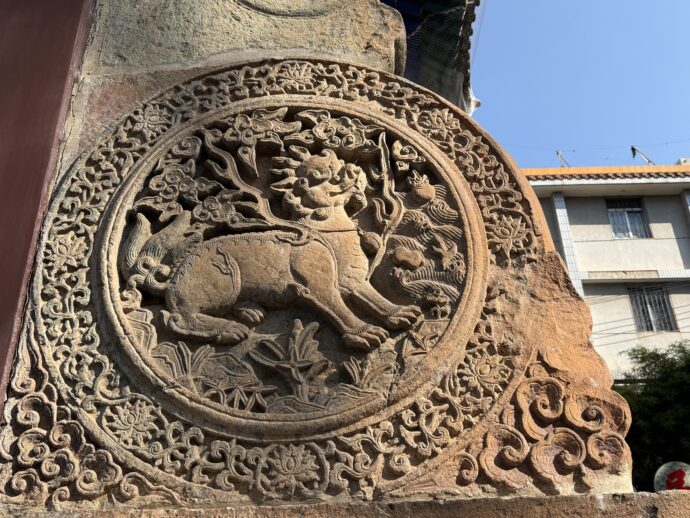 獅子とトラの石彫り