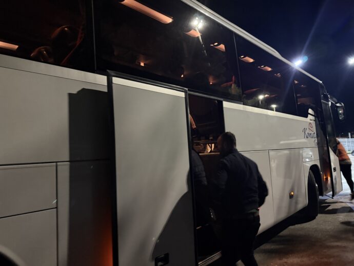 バスが戻ってくる