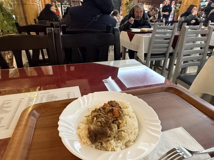 牛肉煮込んだものとライス