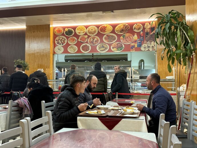 ドライブインで食事する人々