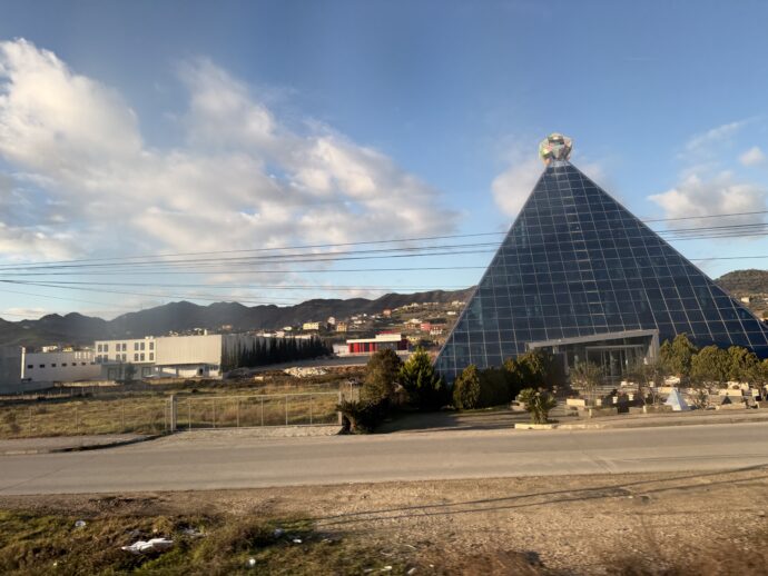 ピラミッド型建物