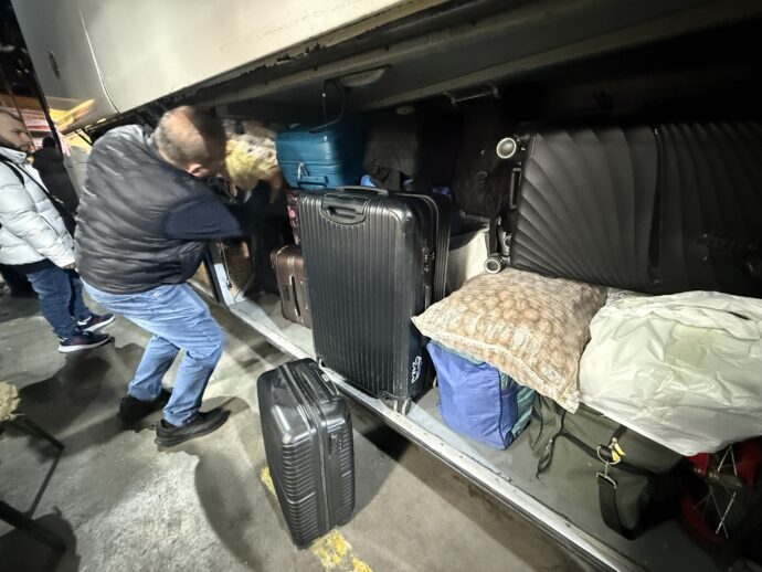 スーツケースを詰め込む