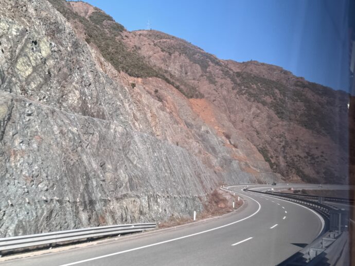 色づいた岩の道路