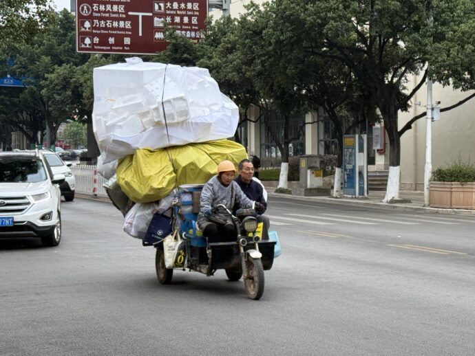 荷物をいっぱい積んだバイク