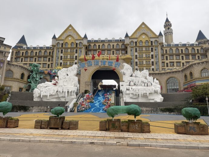 バスから見えたヘンテコリン建物