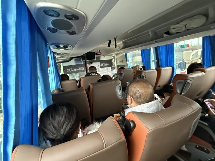 満席のバス