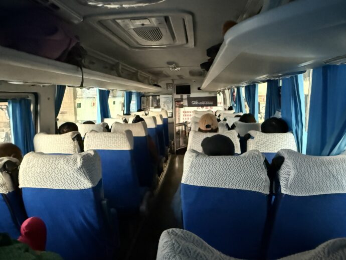 ほぼ満席のバス