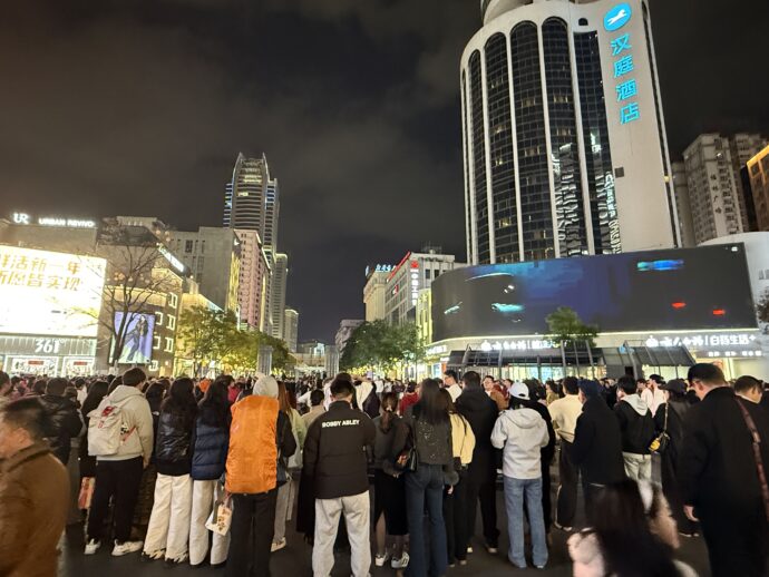 南屏步行街の人だかり