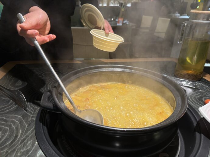 接収されるスープ