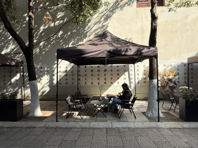 コーヒー休憩する男女