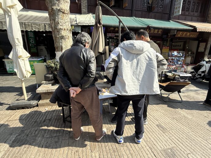 ゲームを見物する人