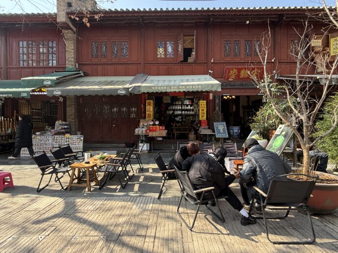 ゲームをする客