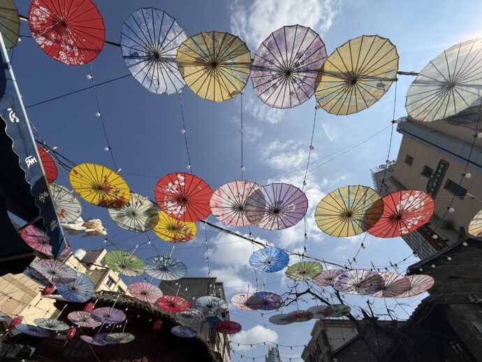 パラソルが吊るされた昆明老街