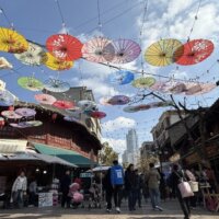 パラソルが吊るされた昆明老街