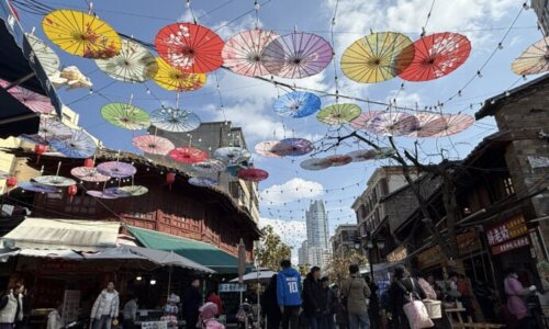 パラソルが吊るされた昆明老街
