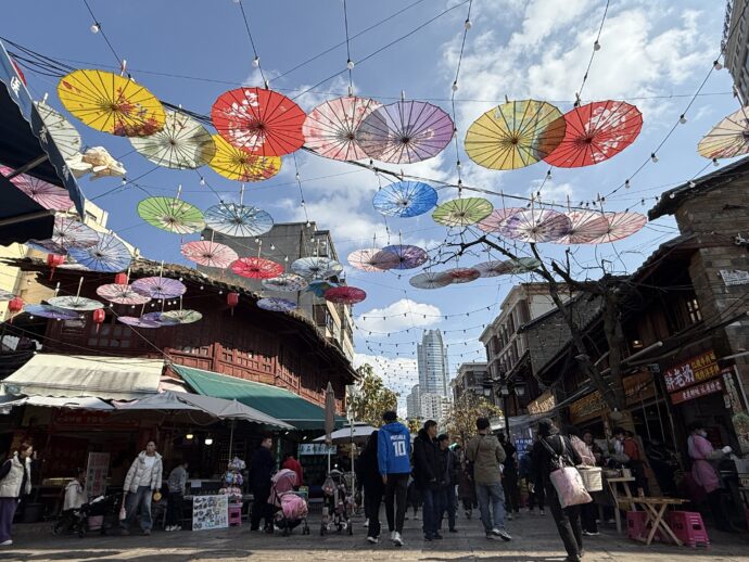 パラソルが吊るされた昆明老街