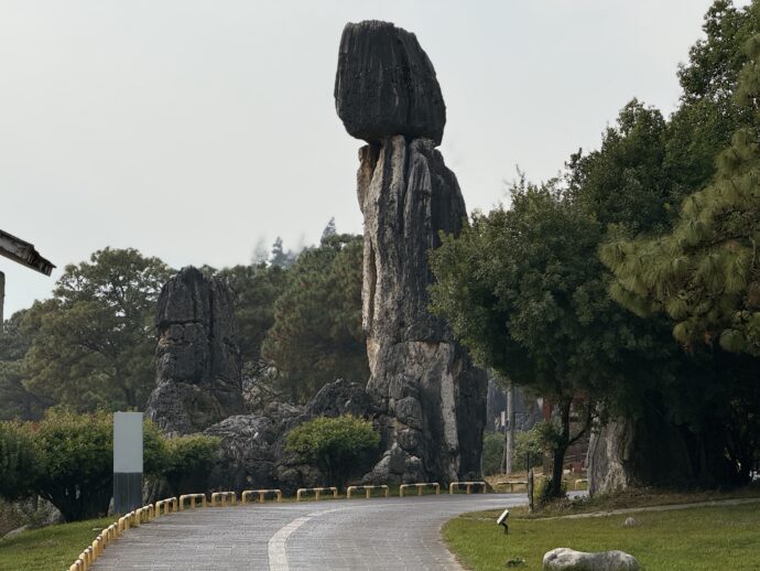 奇岩が見える道