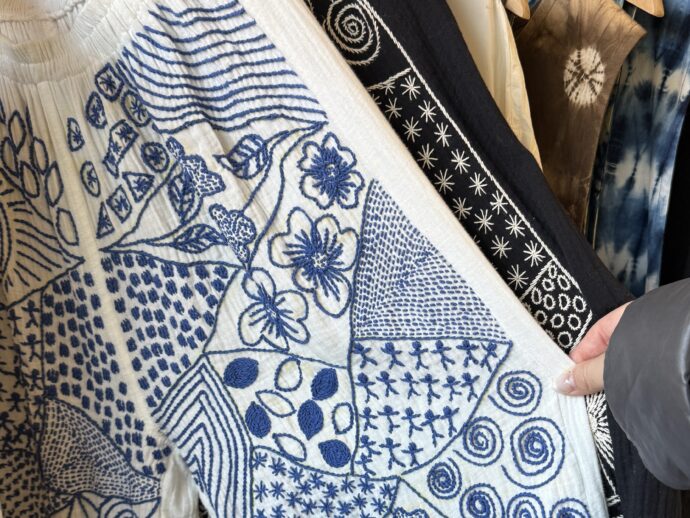 刺繍の施されたパンツ