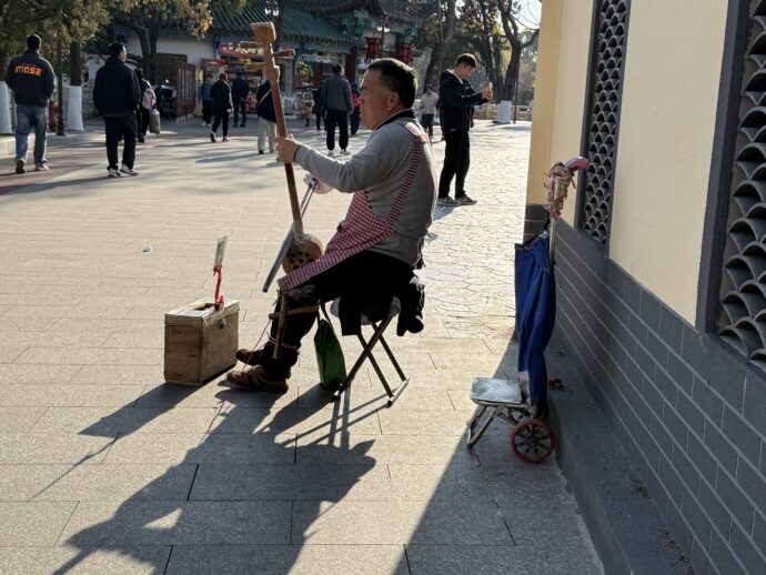 楽器を演奏する男性