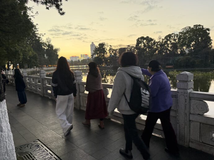 夕暮れの翠湖公園の道