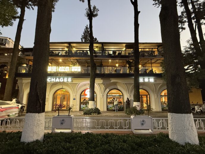 夕暮れのおしゃれなカフェ