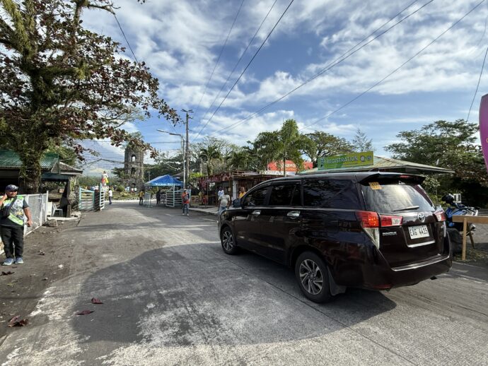 カグサワ遺跡に到着したタクシー
