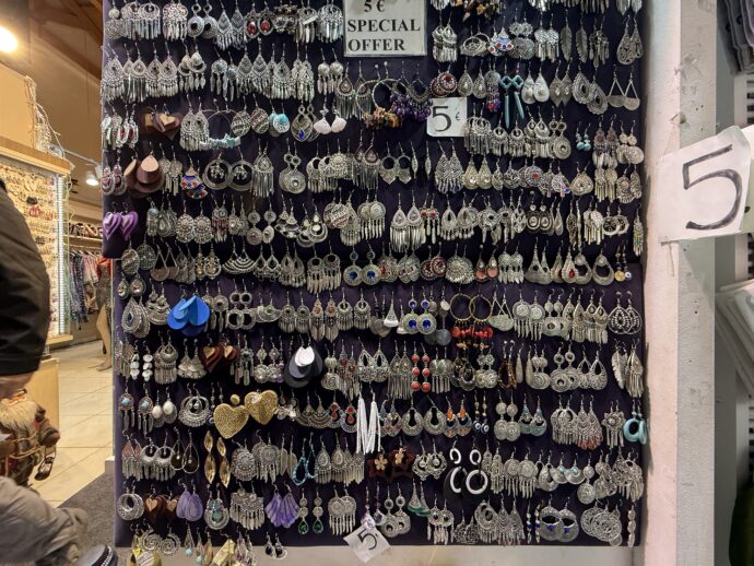 アテネの土産街のピアスショップ