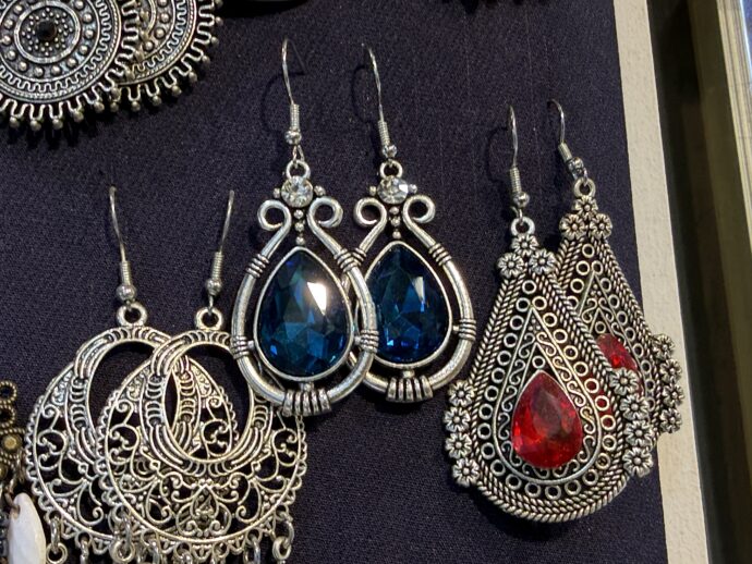 大きい石のついたアテネのピアス