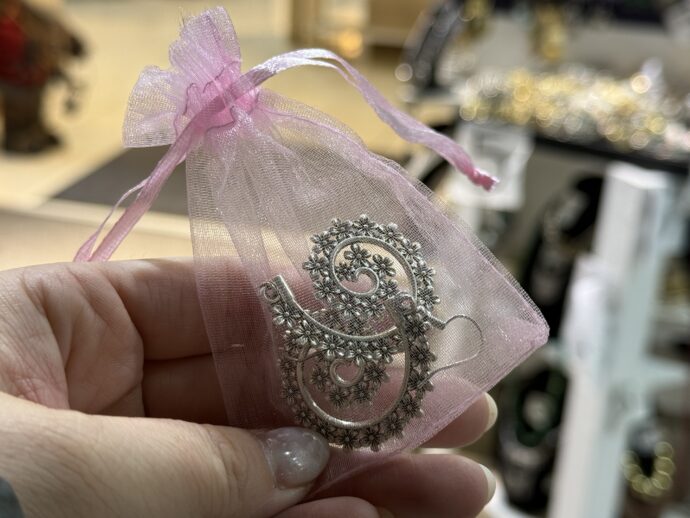 ピンクのケースに入ったアテネのピアス