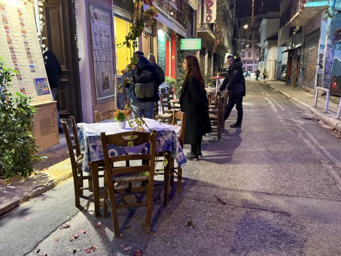 テーブルの置かれた路地