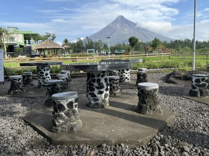 青空の下のテーブル