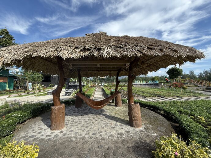 藁葺き屋根のハンモック