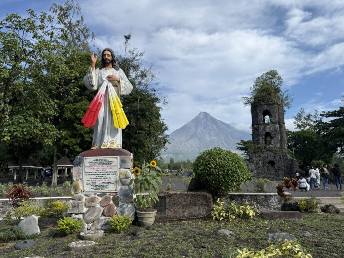 キリスト像とマヨン火山と鐘楼