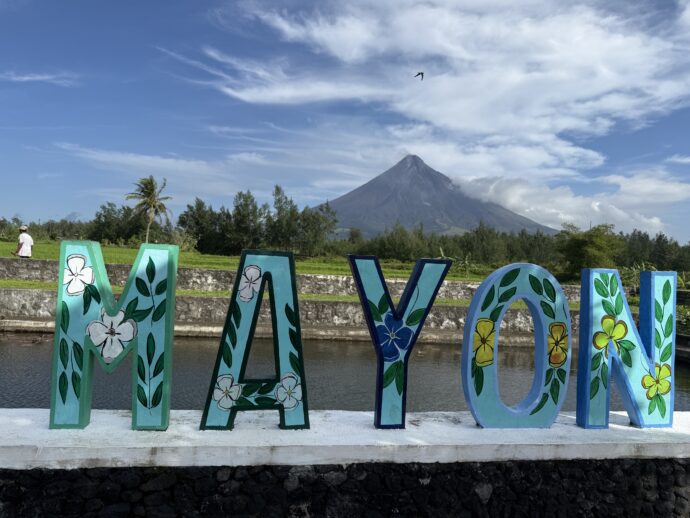 マヨン火山の文字パネル