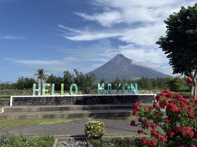 マヨン火山の文字パネル