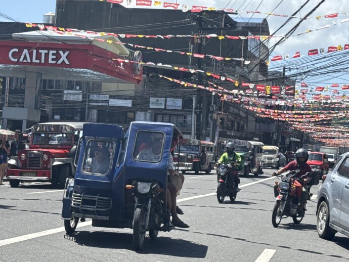 カラフルな旗がはためく道