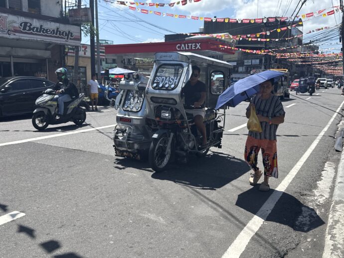 折りたたみ傘をさす人