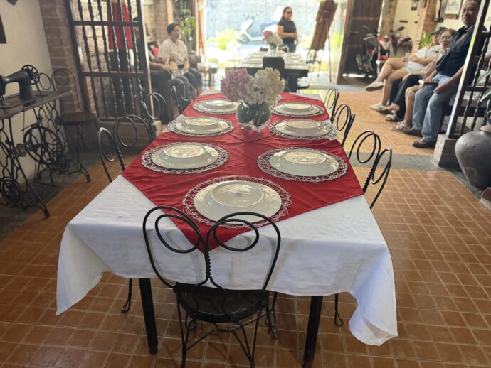 赤いテーブルクロスのテーブル