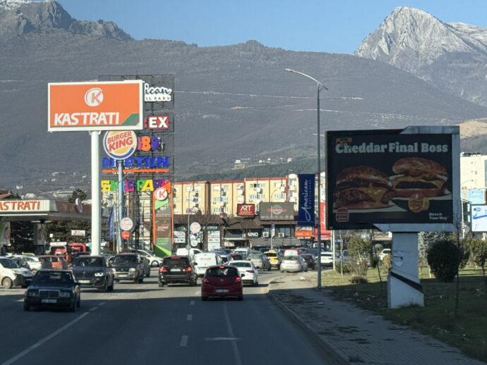 ペヤ市街の道路