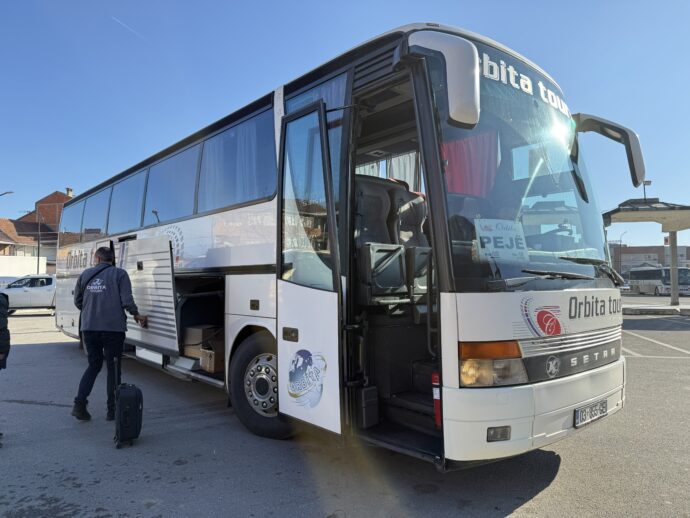 Pejaに到着したバス