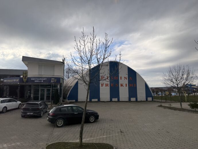 謎のシマシマ建物