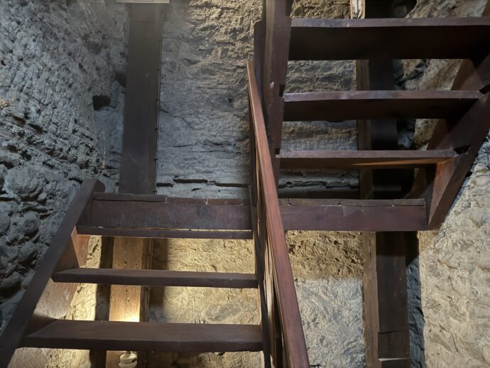 プリズレン地域考古学博物館の時計塔の階段